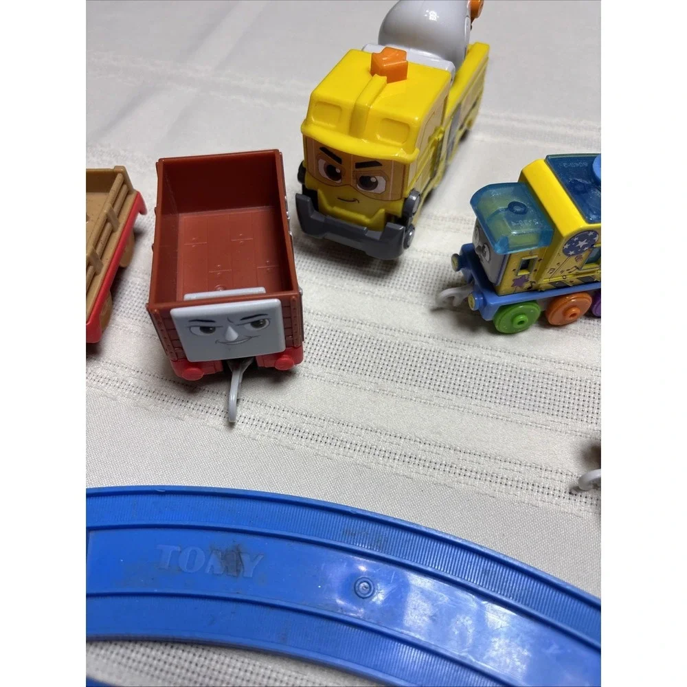 Vtg Thomas The Train Mixed Lot of 6 Engines & Cars Track & Others